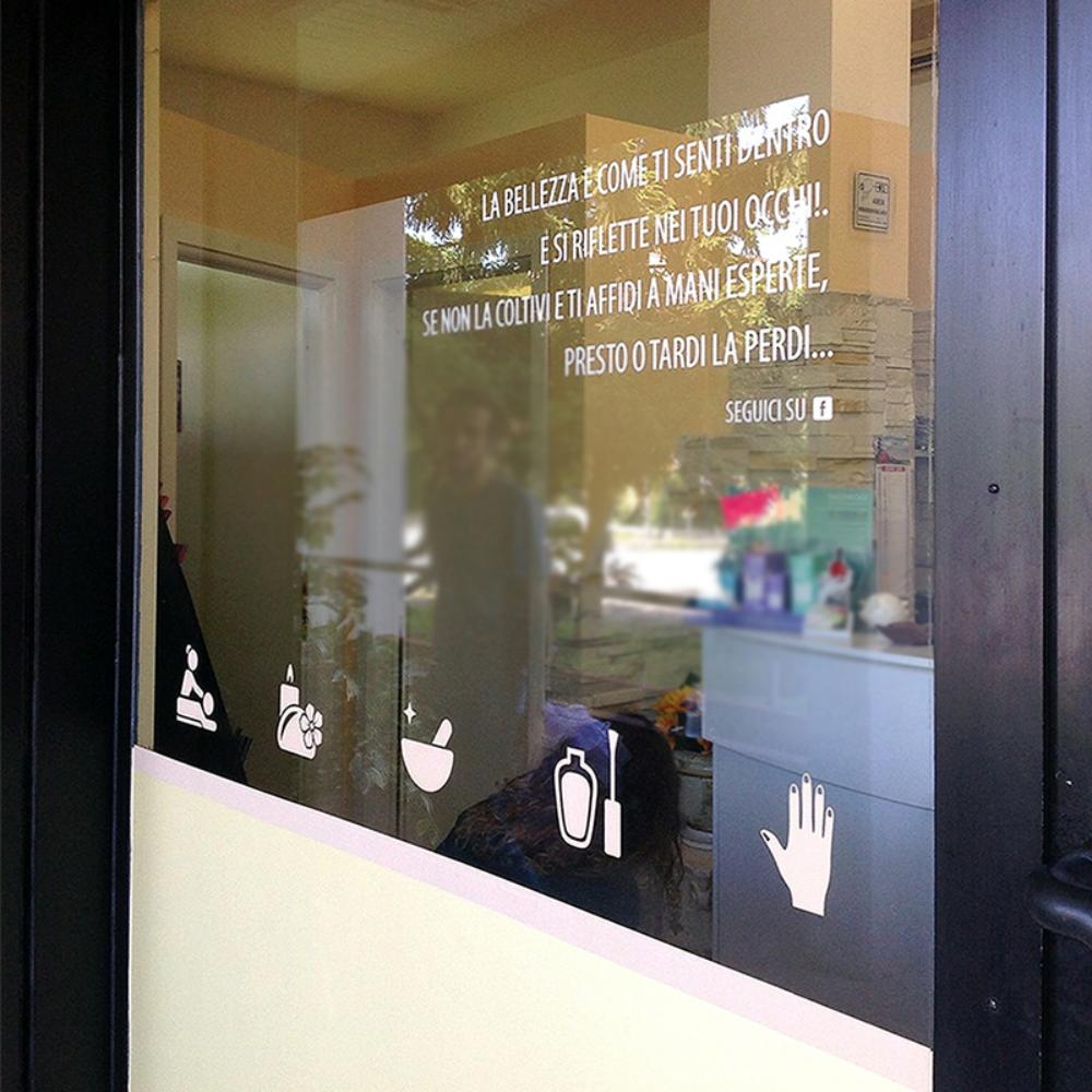 adesivo per vetrine negozi di milano con citazione