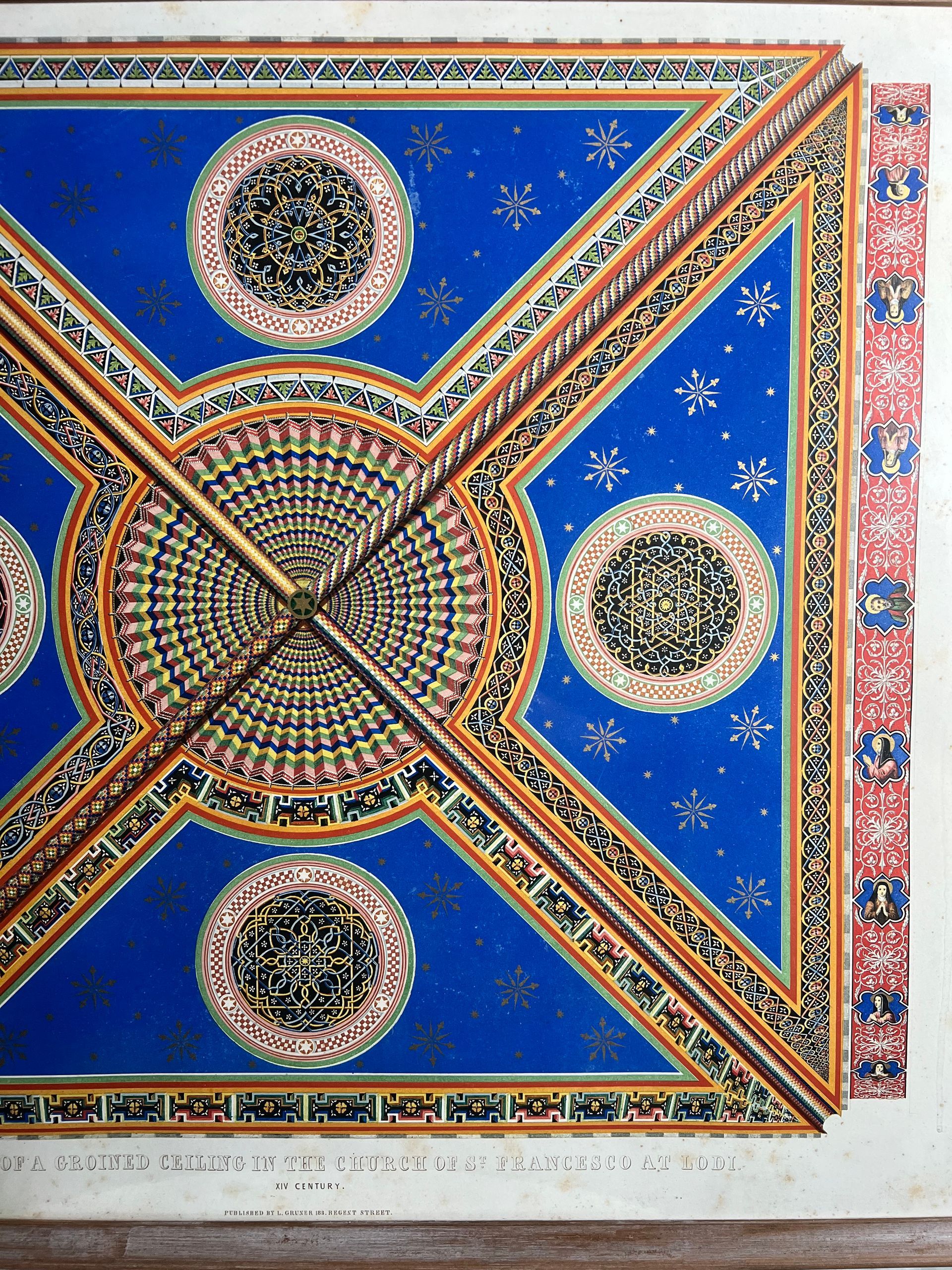 Una miniatura riccamente decorata su sfondo blu, con motivi geometrici, intricati bordi dorati e medaglioni.