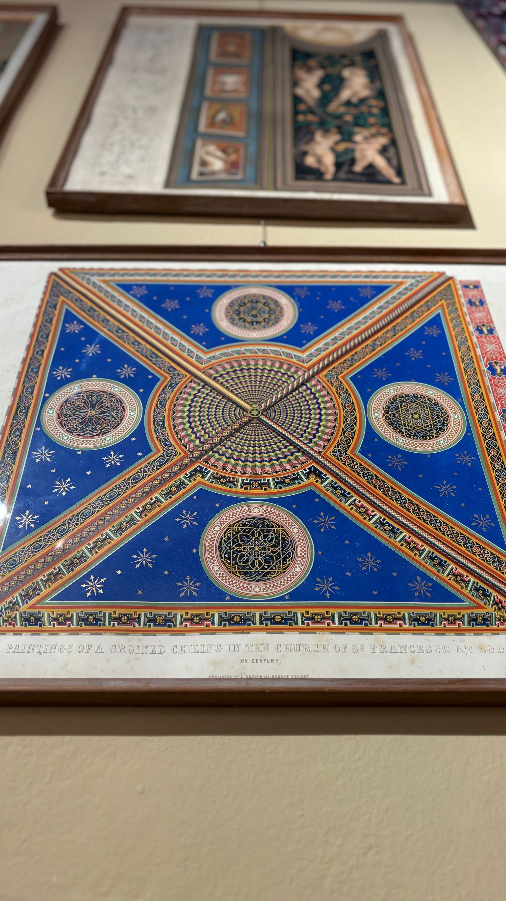 Due illustrazioni intricate e incorniciate di manoscritti religiosi o storici, con elaborate decorazioni geometriche in blu, oro e bianco.