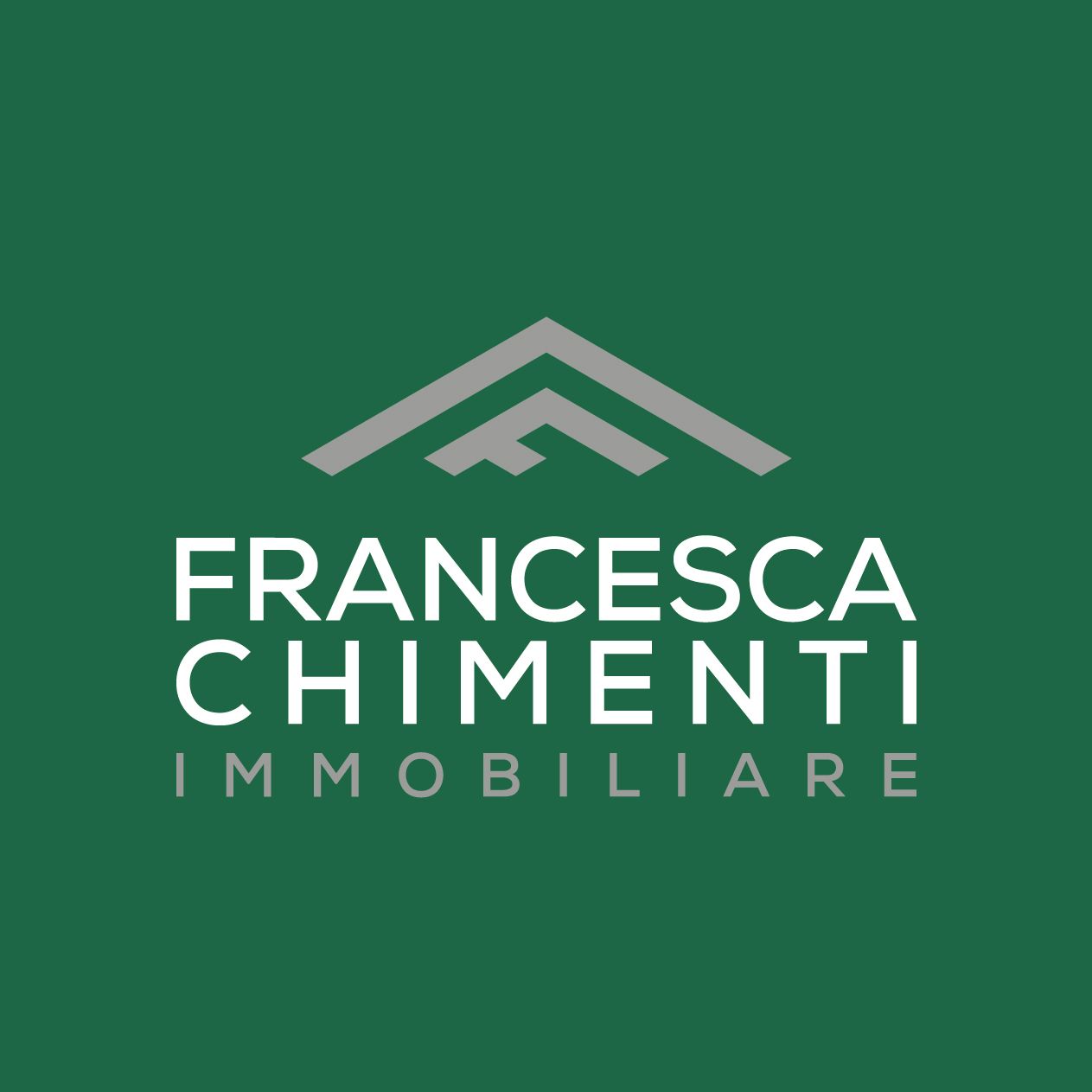 Logo per Francesca Chimenti Immobiliare: un tetto di casa stilizzato di colore grigio sopra del testo su uno sfondo verde scuro uniforme.