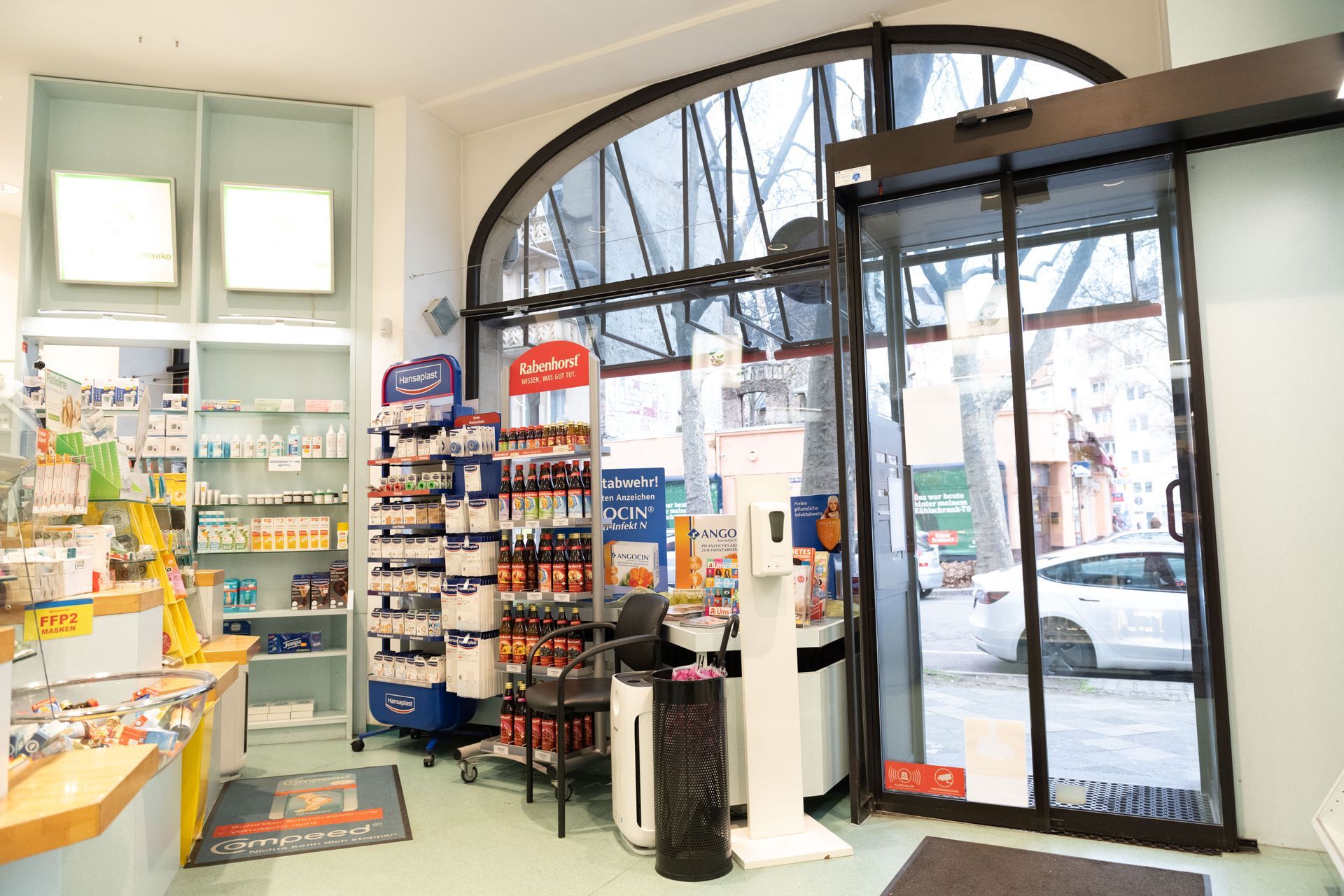 Das Innere einer Apotheke mit einer Glasschiebetür.