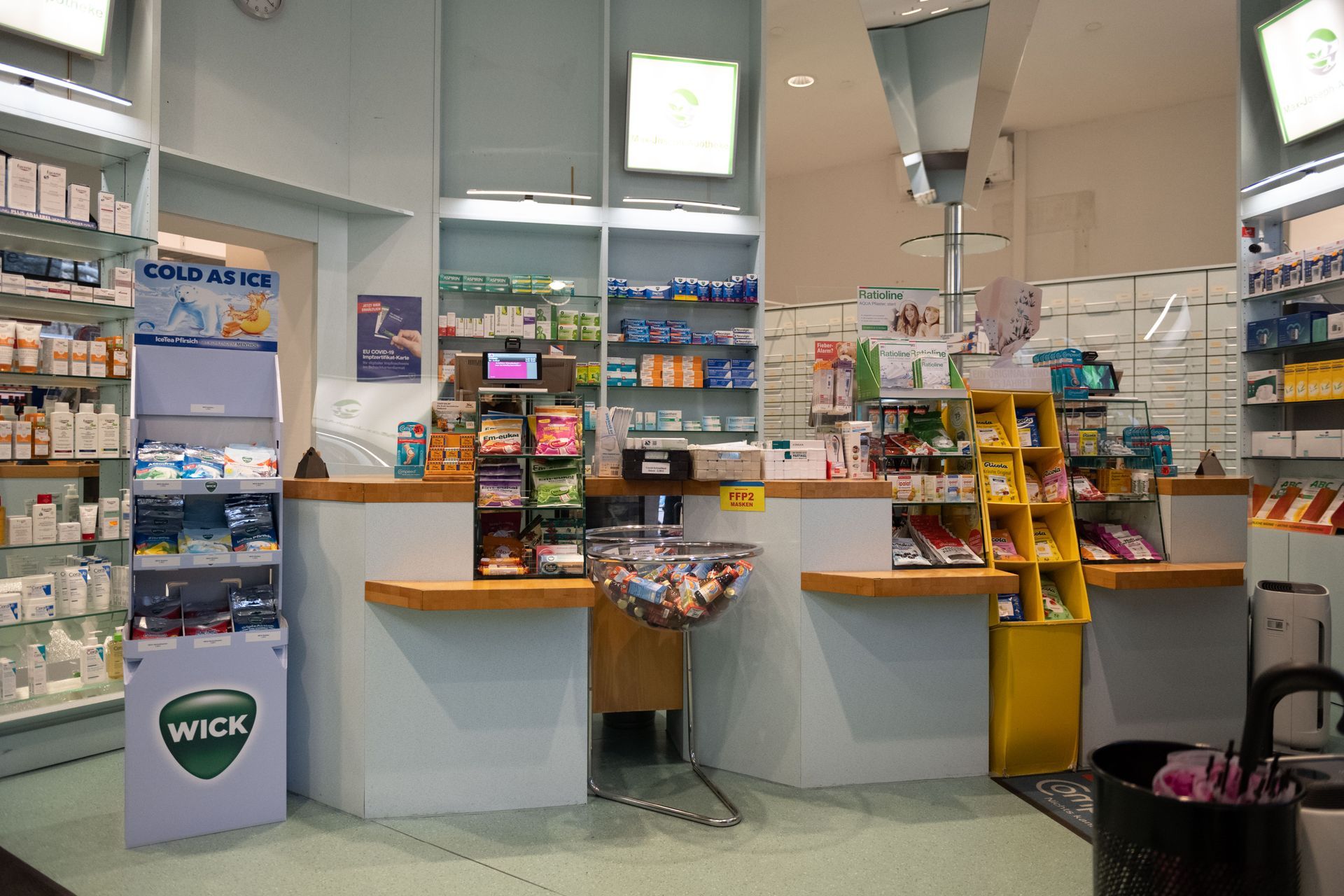 Das Innere einer Apotheke mit einer Docht-Ausstellung