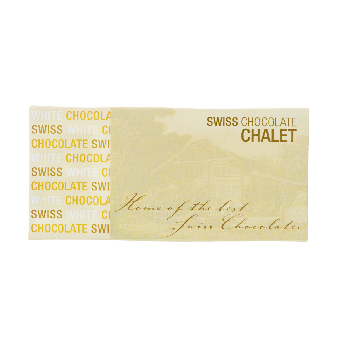 Verpackung eines Schweizer Schokoladen-Chalets in Beige und Gold mit wiederholtem Schriftzug „Swiss Chocolate“ und einer handgeschriebenen Notiz