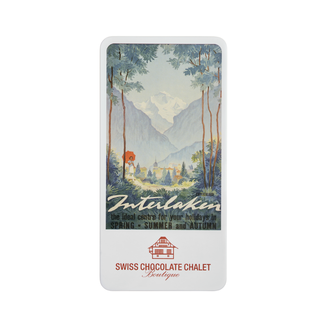 Schweizer Schokoladenverpackung im Chalet-Stil mit Alpenlandschaft und dem Wort „Interlaken“