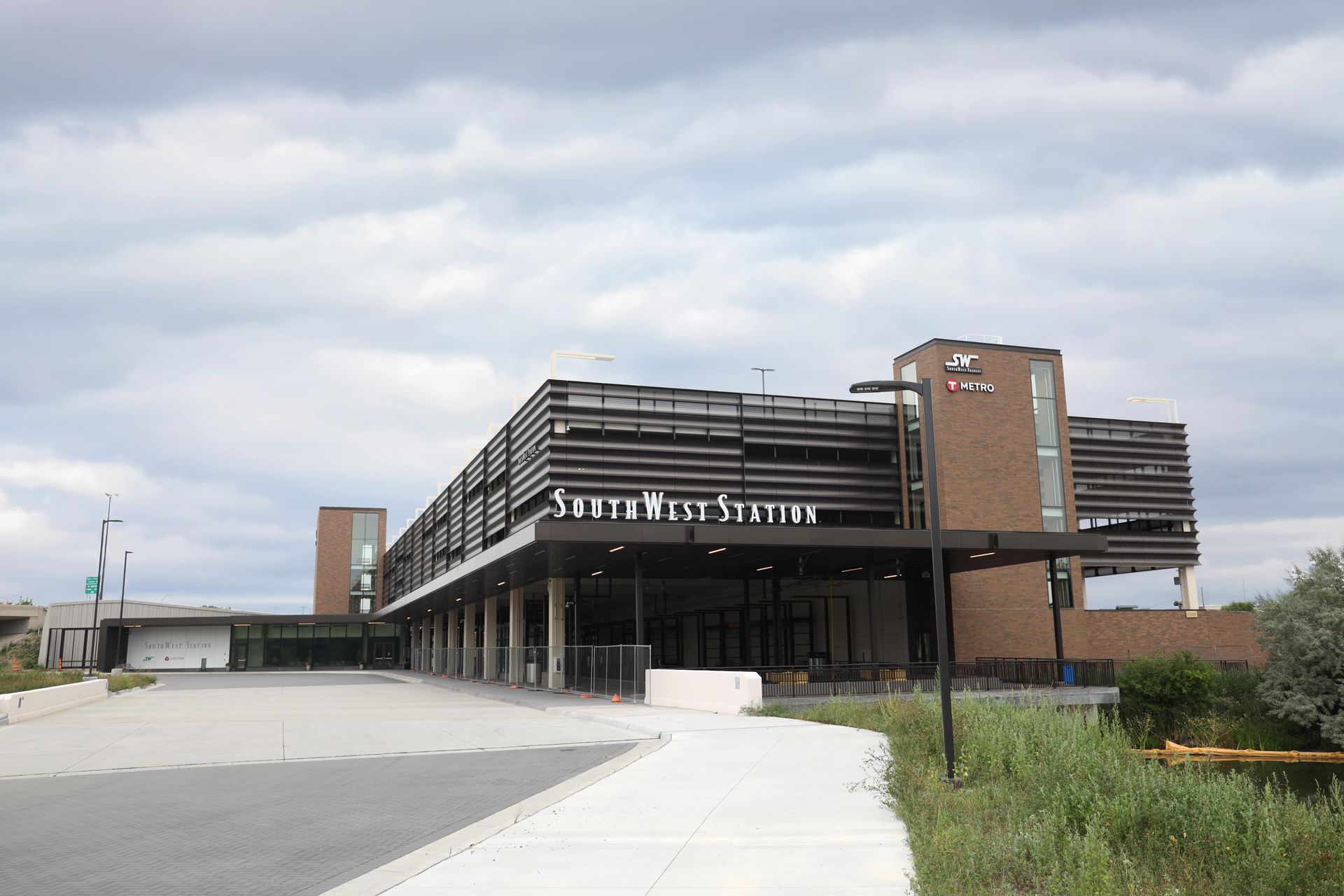 A large brick building with a sign on the side that says ' snr ' on it