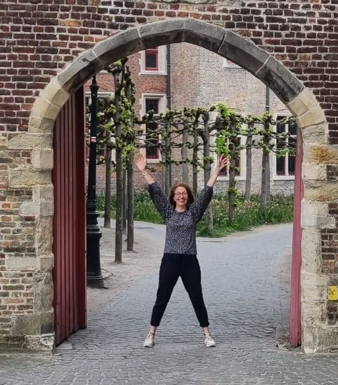 Energieke foto onder een stadspoort