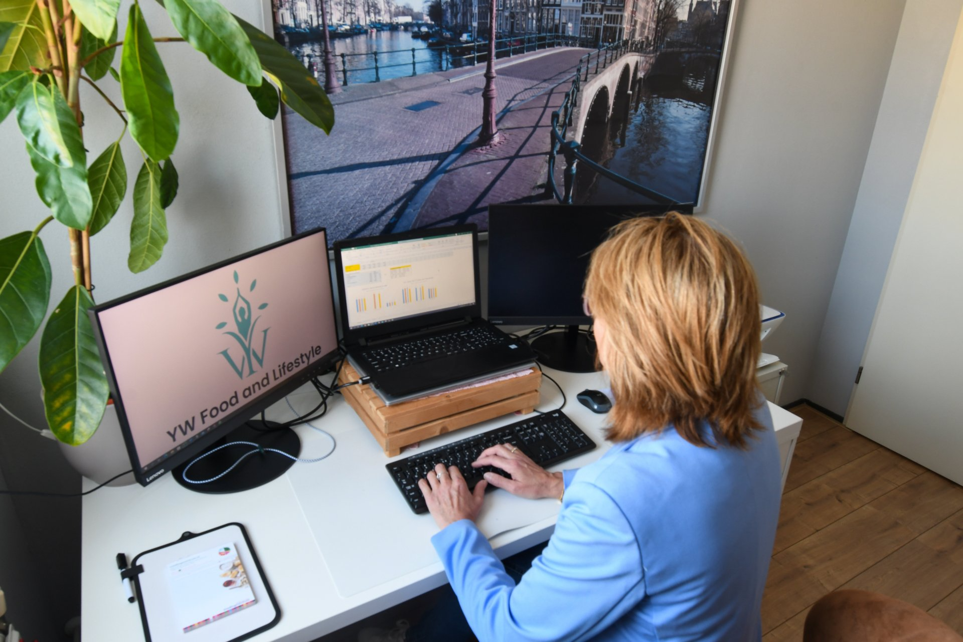 Op de computer houd ik de voortgang bij