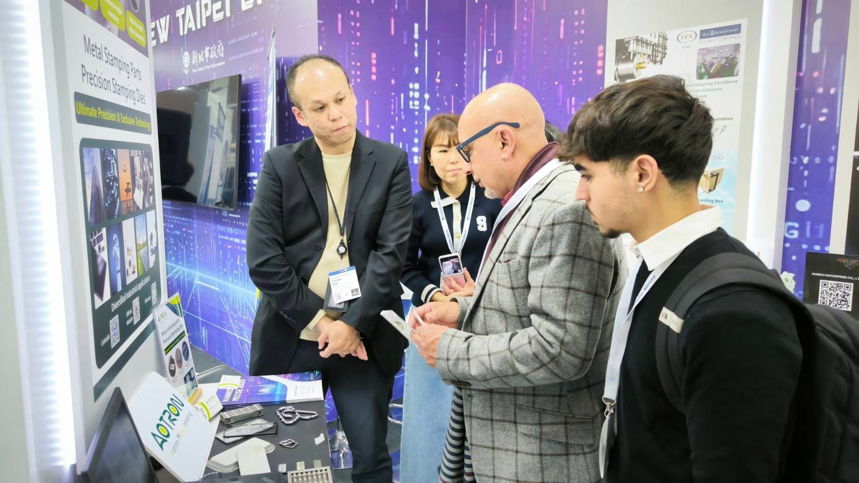 福潮記參與2025德國漢諾威工業展展示精密金屬沖壓技術