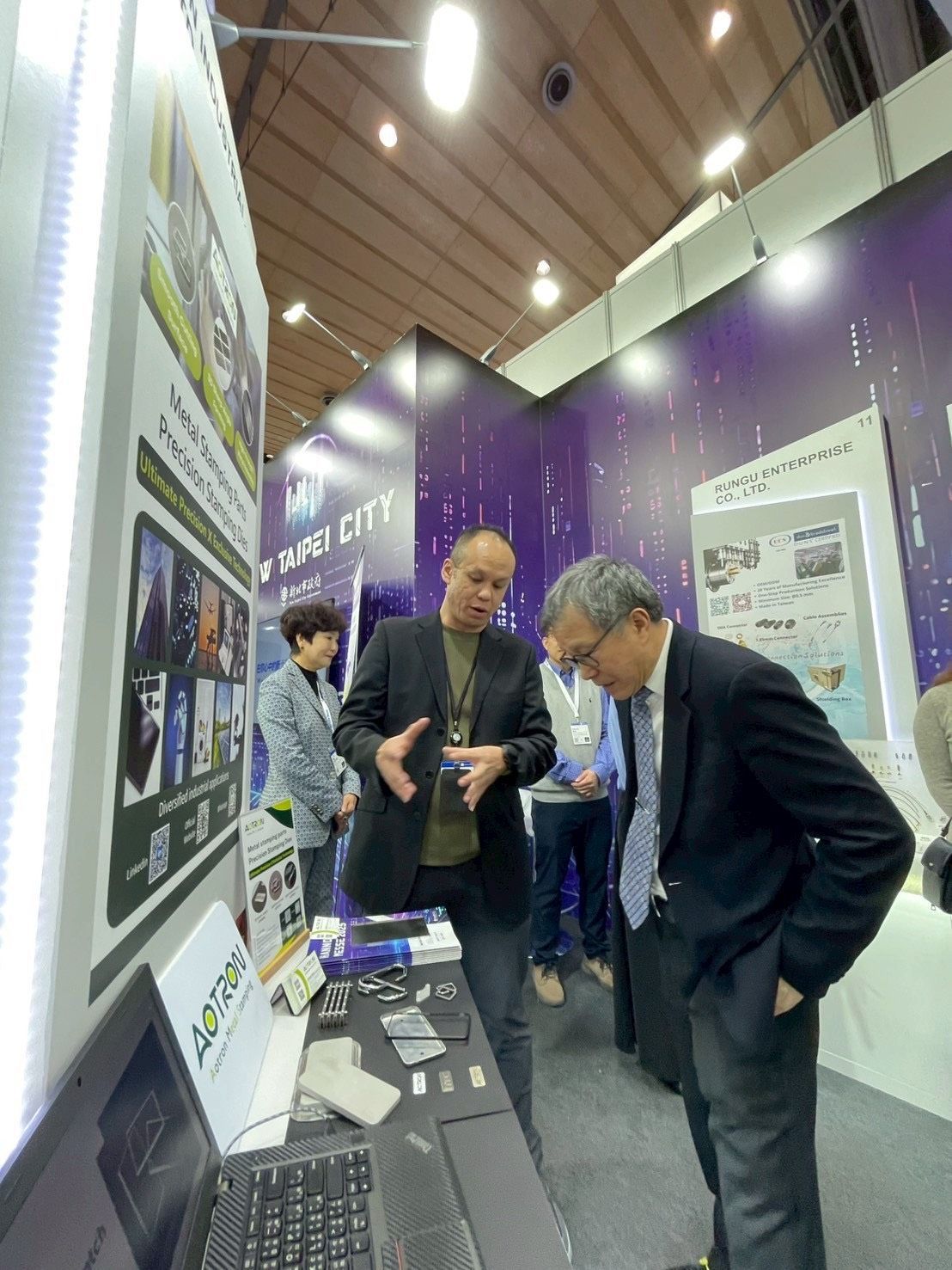 福潮記參與2025德國漢諾威工業展展示精密金屬沖壓技術