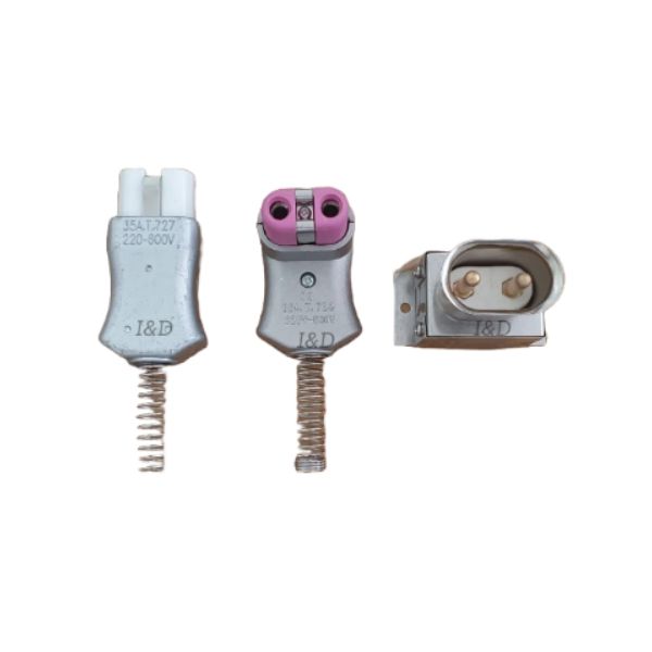Se muestran tres tipos diferentes de conectores eléctricos sobre un fondo blanco.
