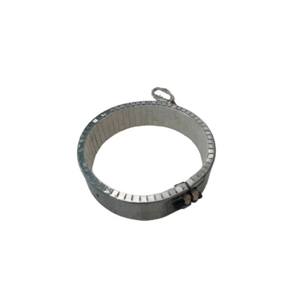 Un anillo de plata con un gancho sobre un fondo blanco.