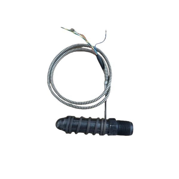 Un primer plano de una manguera con cables conectados a ella.