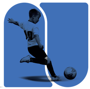 Menino com uniforme de futebol chutando uma bola. Sobreposição azul.