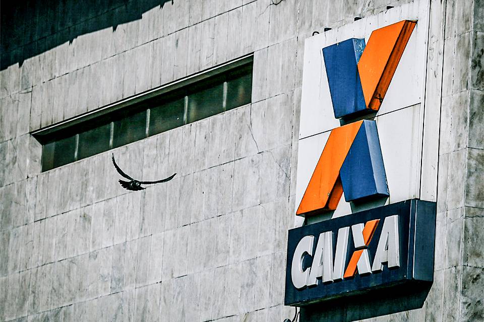 Placa do banco Caixa com o logotipo