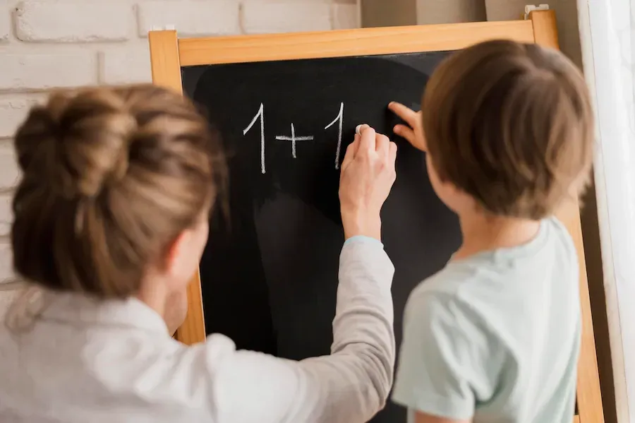 enfants faisant des calculs