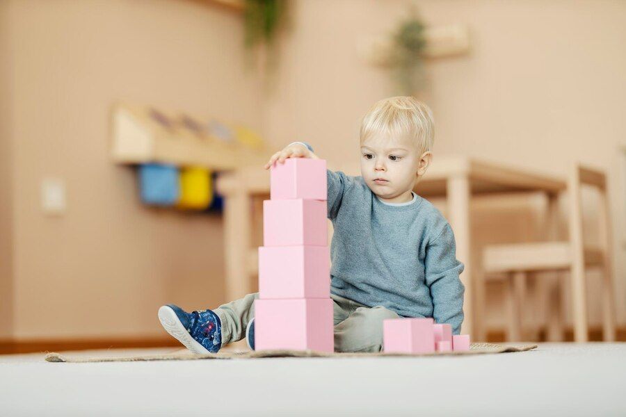 l'enfant joue