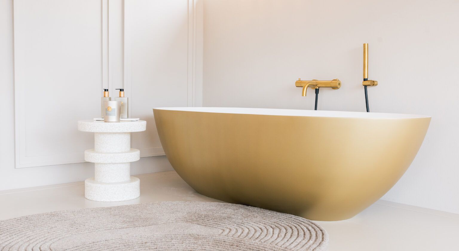 Baignoire en résine Solid surface finition extérieure dorée