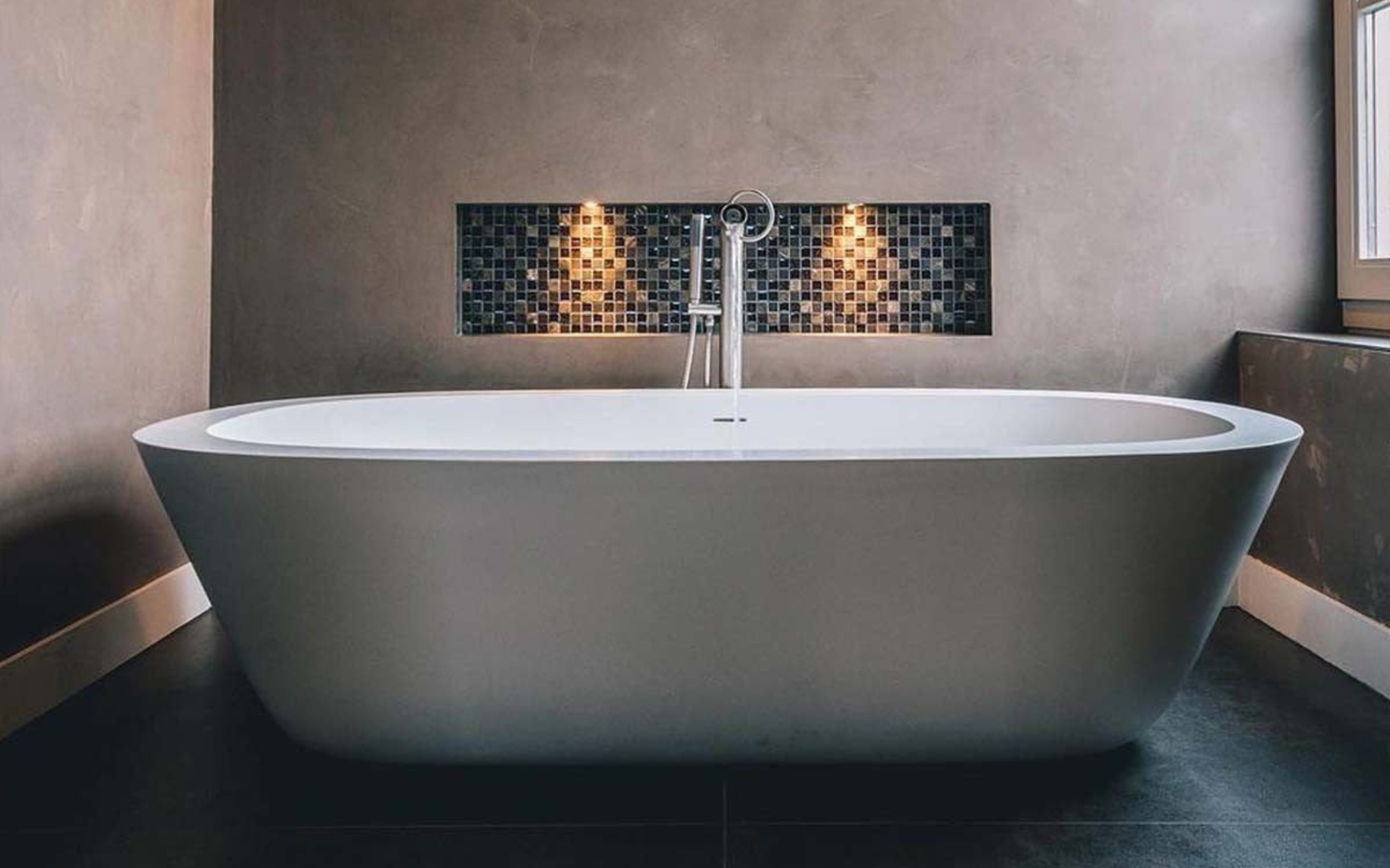 Baignoire double coque avec de large plage et et un profil bas. Idéale pour bair vitriée