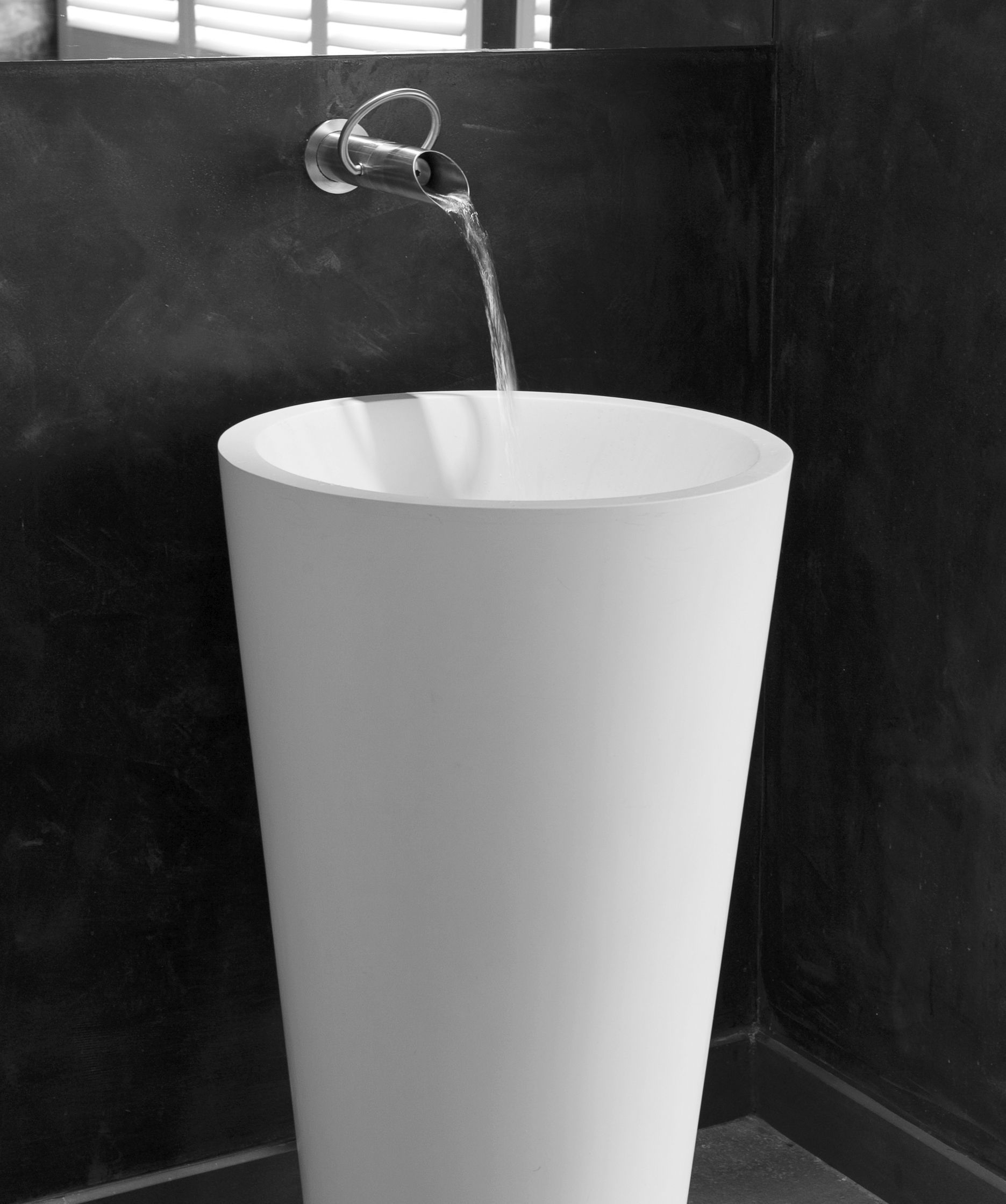 Ambiance lavabo totem rond modèle Rondo