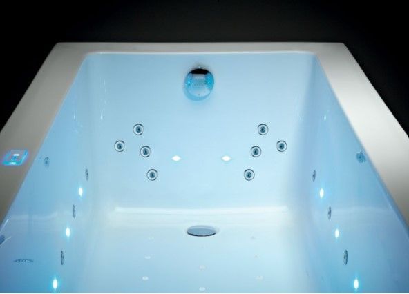 La chromothérapie est de série sur nos baignoires Balnéo et en option sur les baignoires simples.