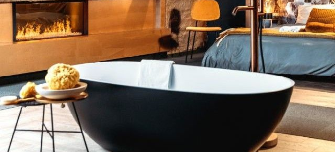 Un classique de la baignoire ilot en solid surface blanc mat et sa collection de vasque et de mitigeurs
