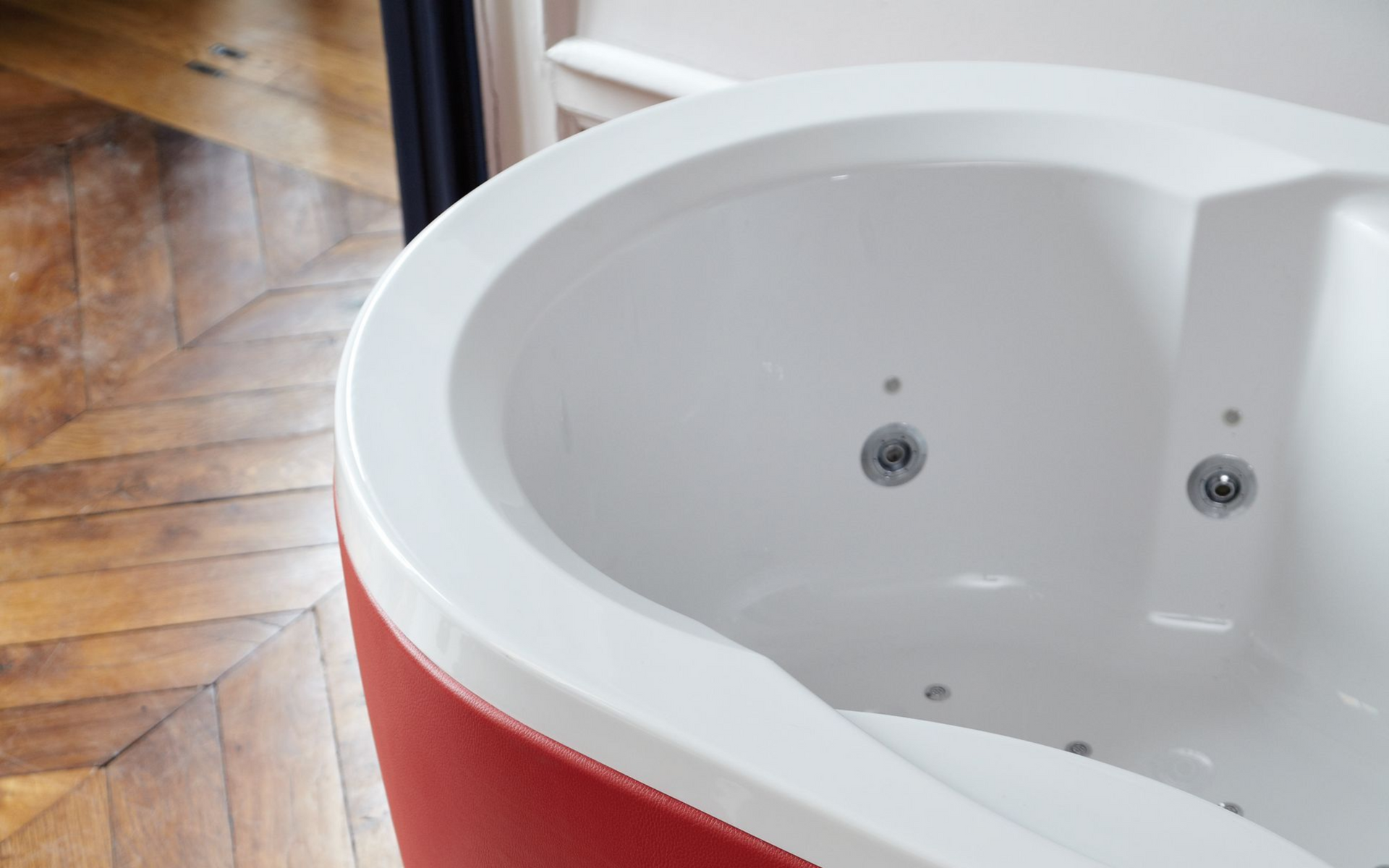 Baignoire Balnéo ergonomique îlot ovale à poser ou à encastrer. Profil anatomique et larges accoudoirs 180X84