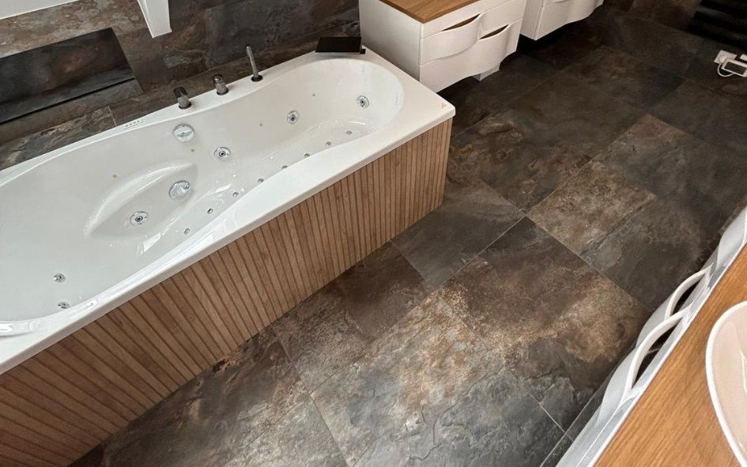 Baignoire forme anatomique et avec economie d'eau 170X75 spéciale esthéticiennes