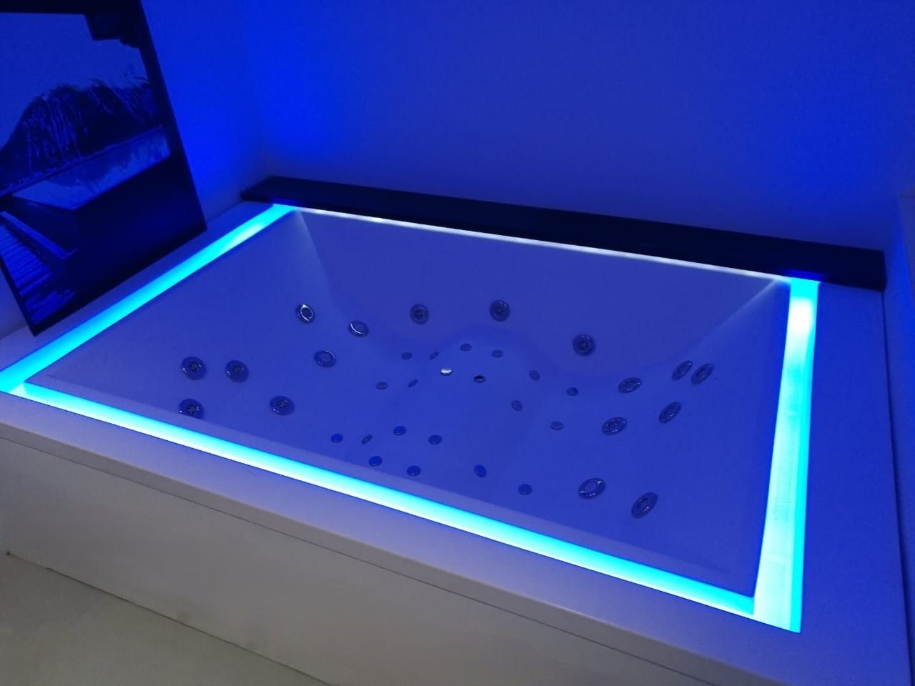Baignoire Balnéo deux places. Sa forme polyvalente permet d'essayer plusieurs massages dans une seule baignoire.