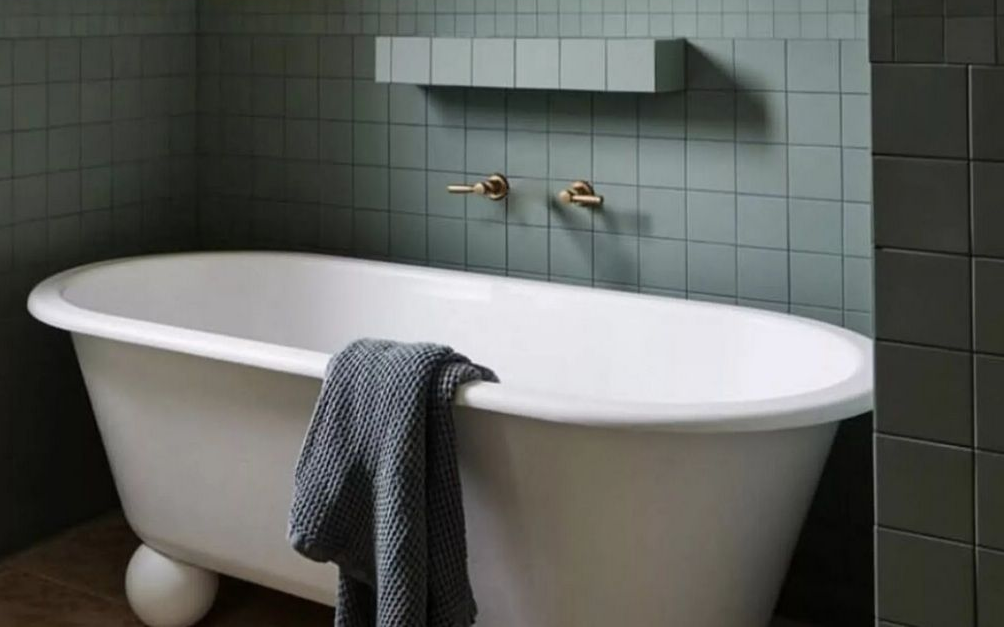 La baignoire sur pieds pattes de lions avec une nouvelle interprétation