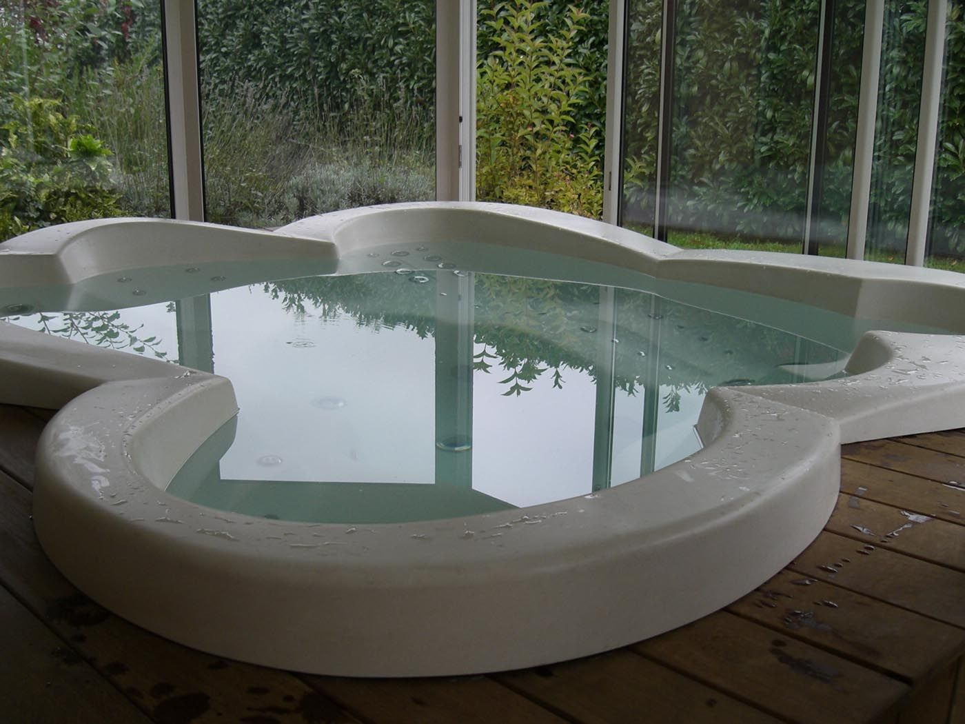 Les Spas haut de gamme a encastrer et hors sol en résine mate pour intérieur et extérieur