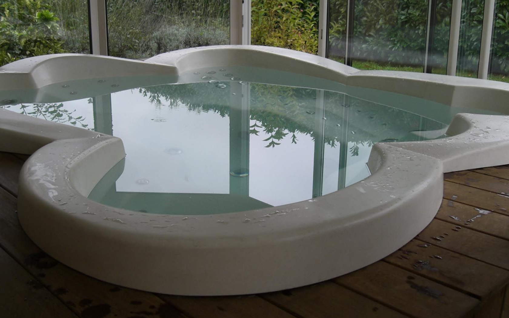 Spa à encastrer en forme de fleur, néo retro.