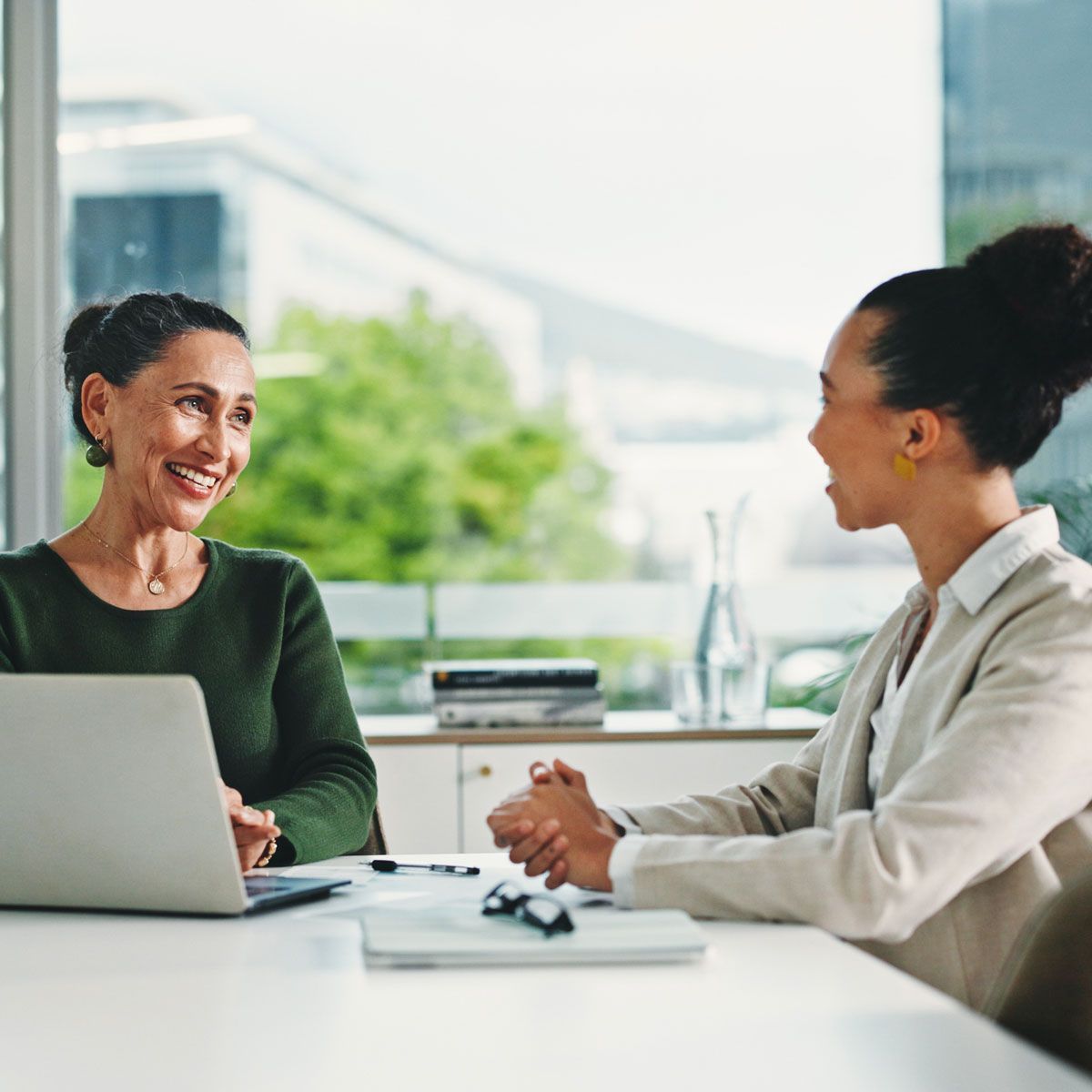 An employee from Quality Payroll & Benefits assiting their client with PEO services.