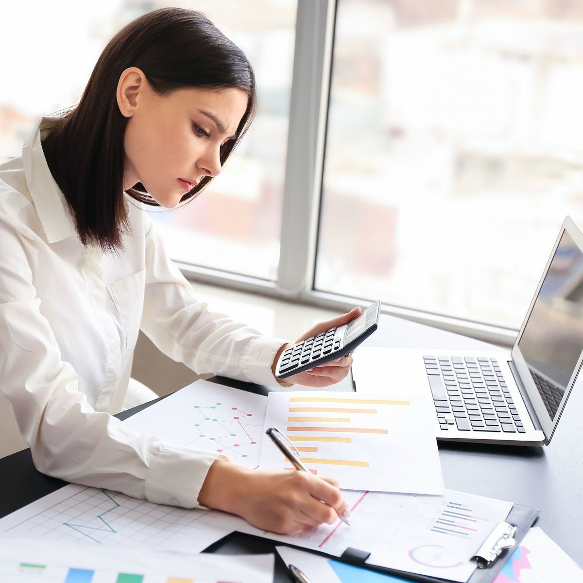 An employee from Quality Payroll & Benefits assiting their client with PEO services.