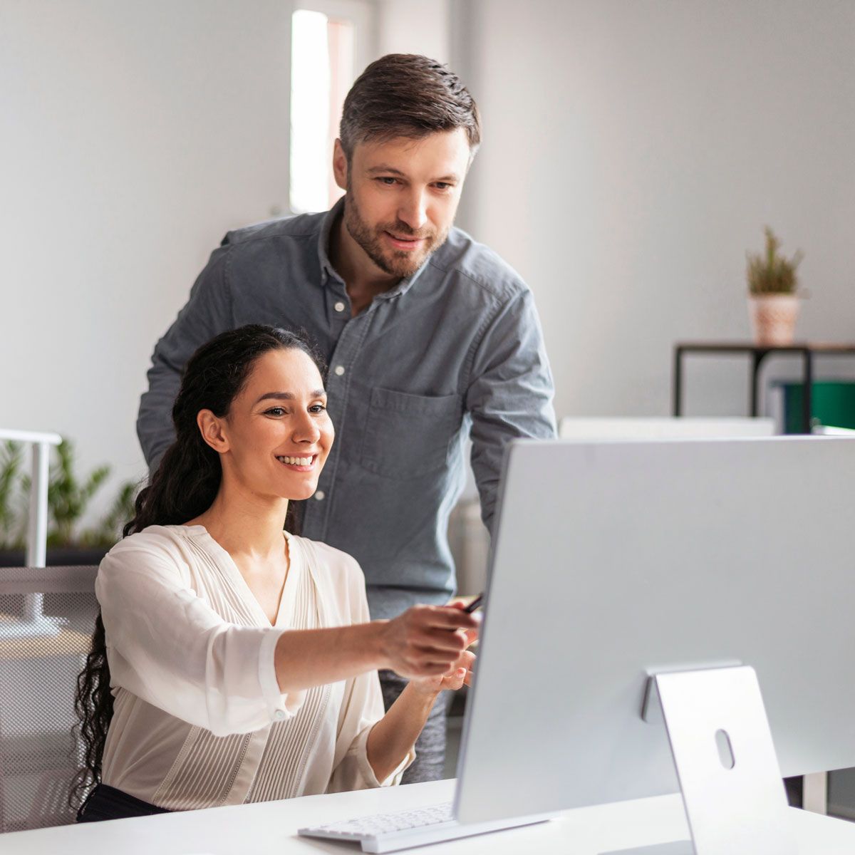 An employee from Quality Payroll & Benefits assiting their client with PEO services.