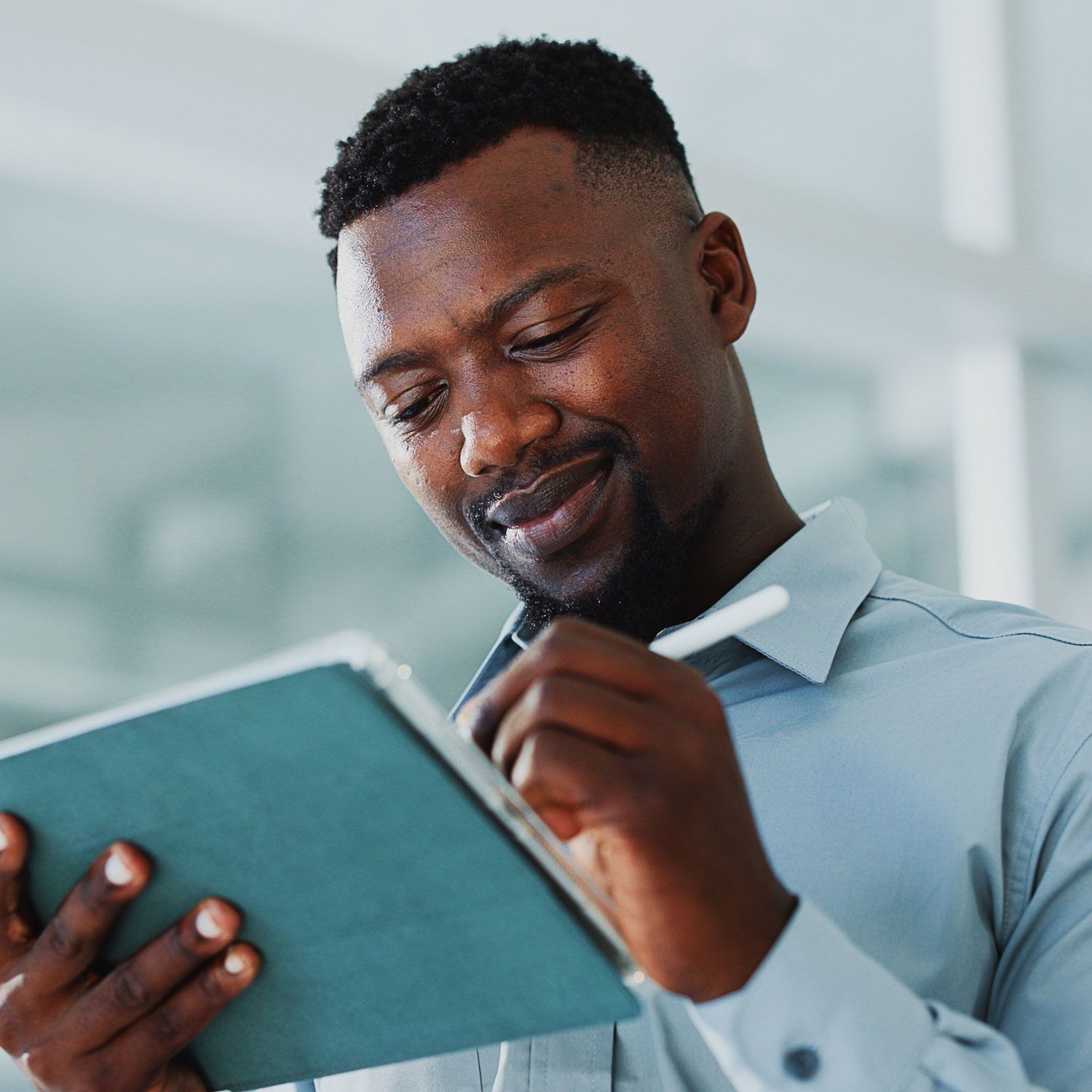 An employee from Quality Payroll & Benefits assiting their client with PEO services.