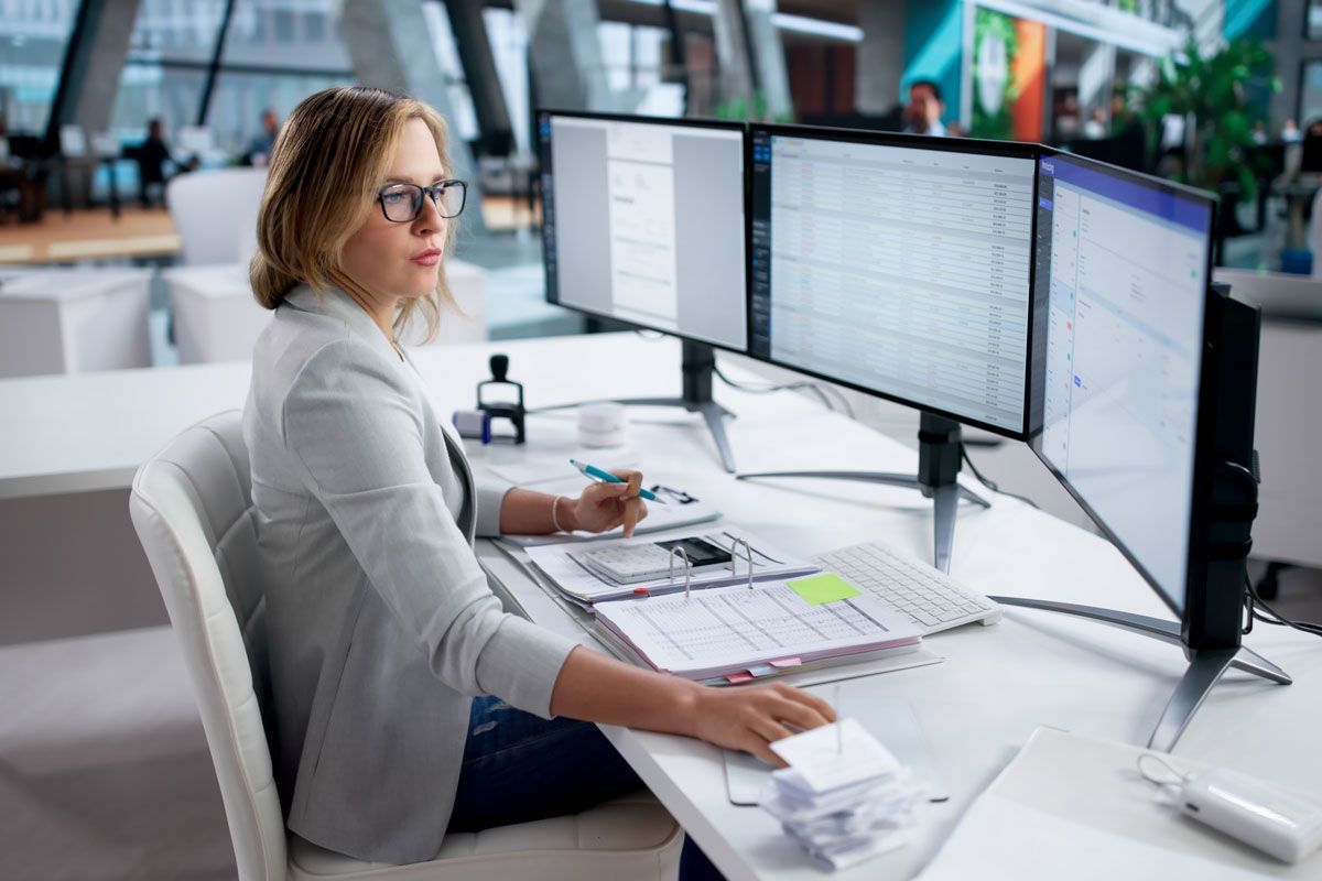 An employee from Quality Payroll & Benefits assiting their client with PEO services.