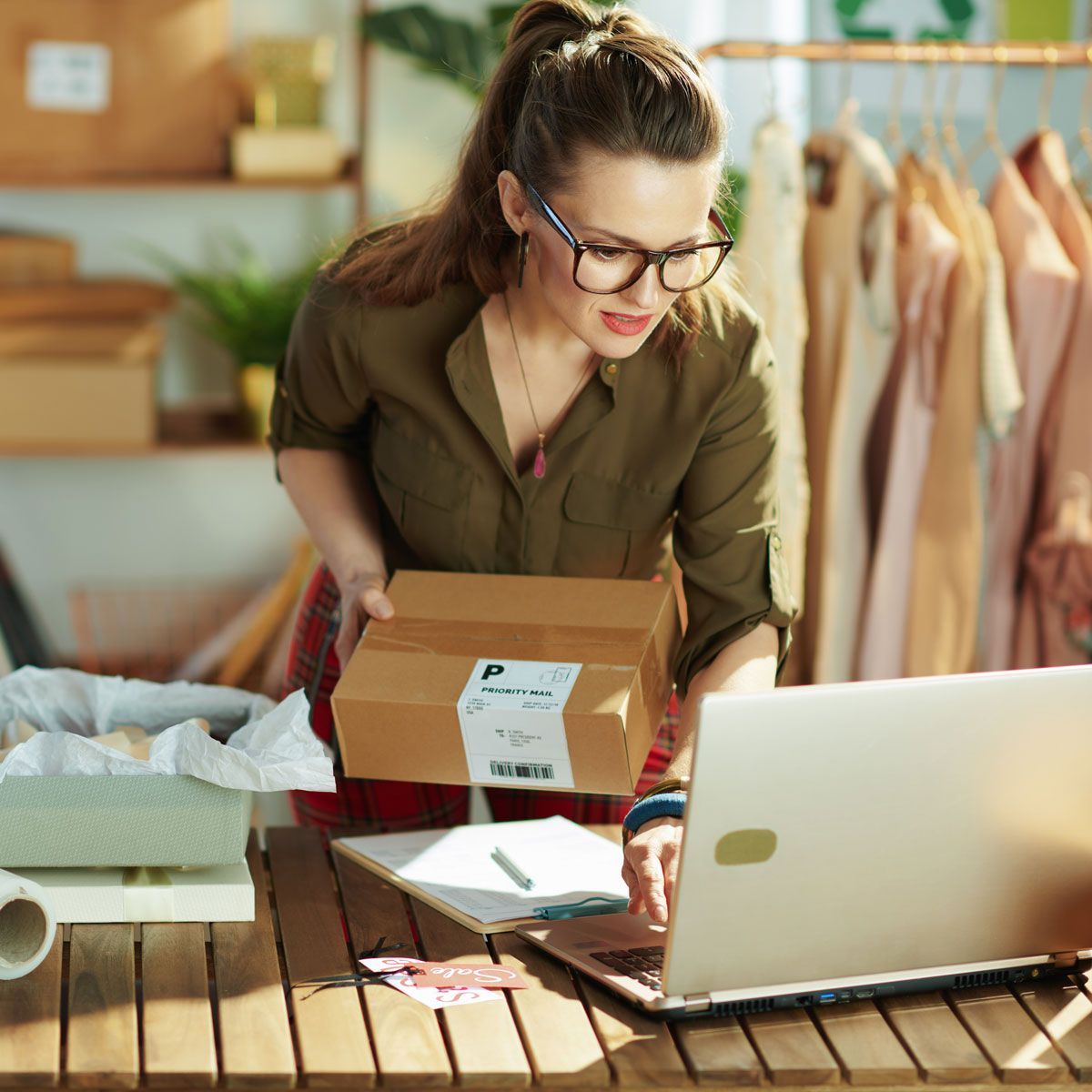 An employee from Quality Payroll & Benefits assiting their client with PEO services.