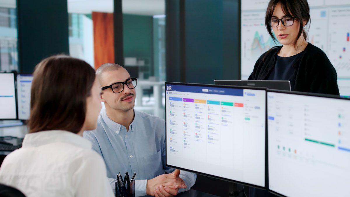An employee from Quality Payroll & Benefits assiting their client with PEO services.