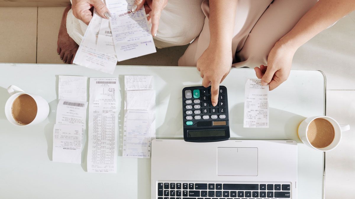 An employee from Quality Payroll & Benefits assiting their client with PEO services.
