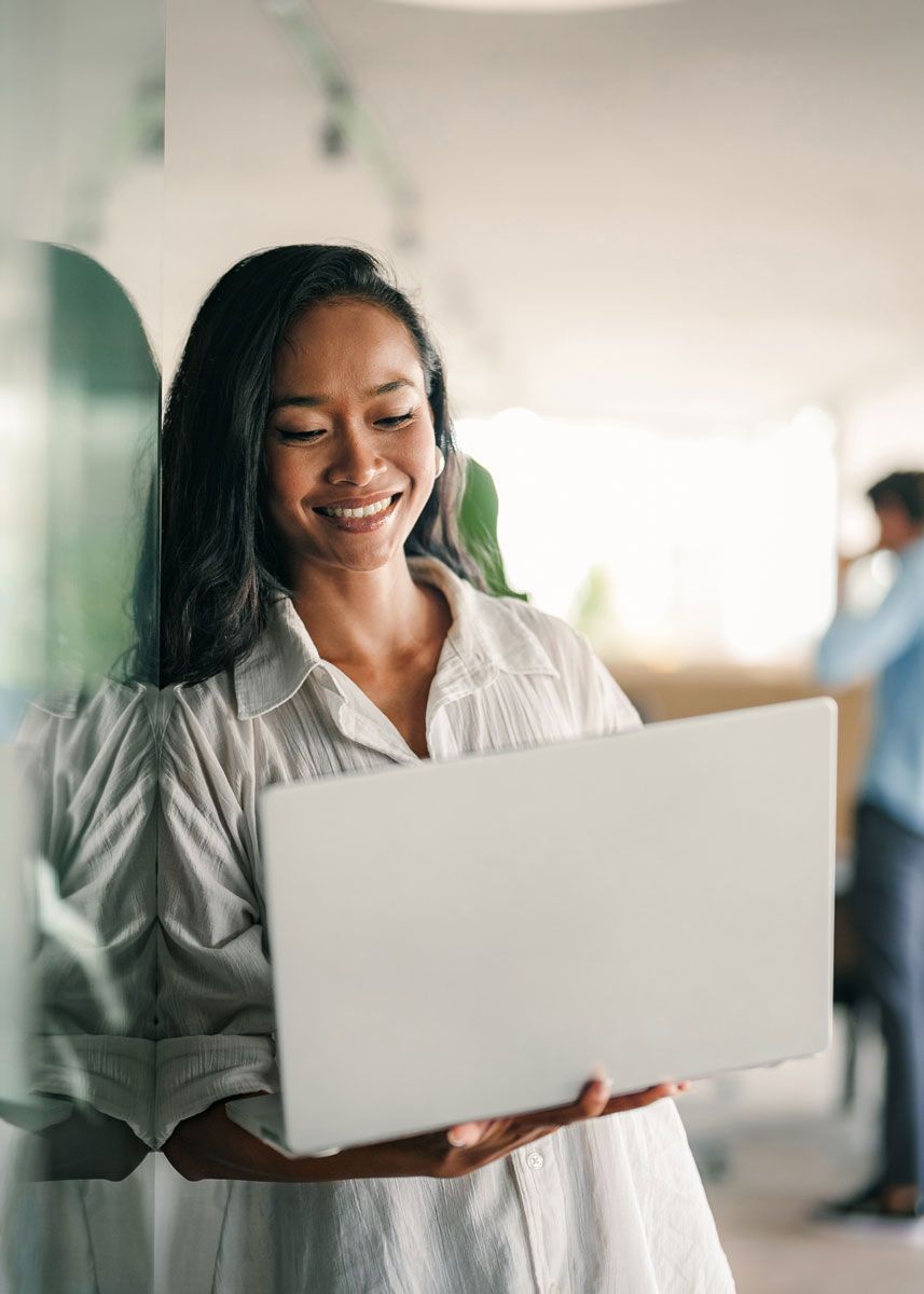 Employee using a laptop for mobile timekeeping and workforce management