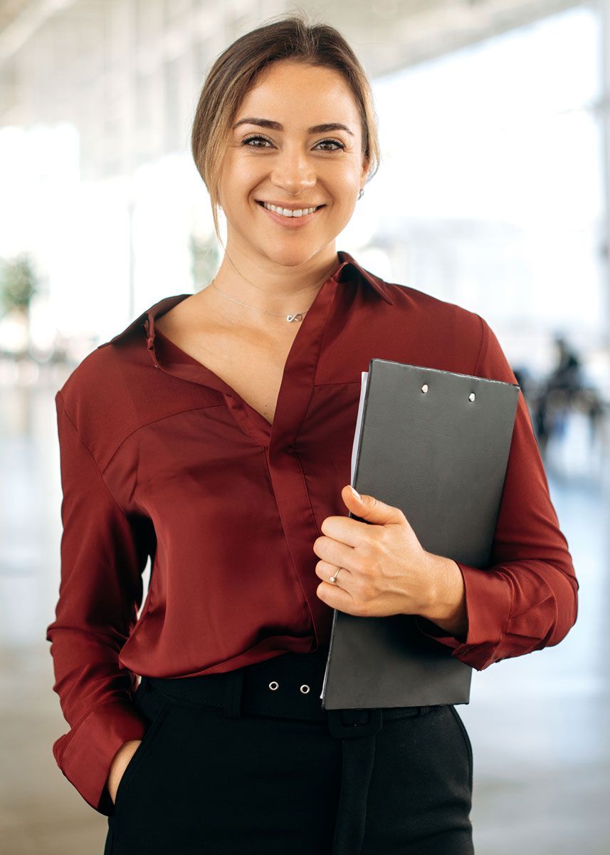 An employee from Quality Payroll & Benefits assiting their client with PEO services.