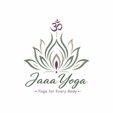 Het Jaaa Yoga-logo met lotusbloem, Om-symbool en 
