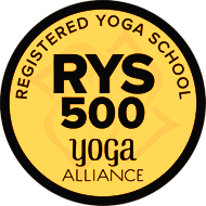 Geel rond logo van Yoga Alliance met zwarte rand en de tekst: