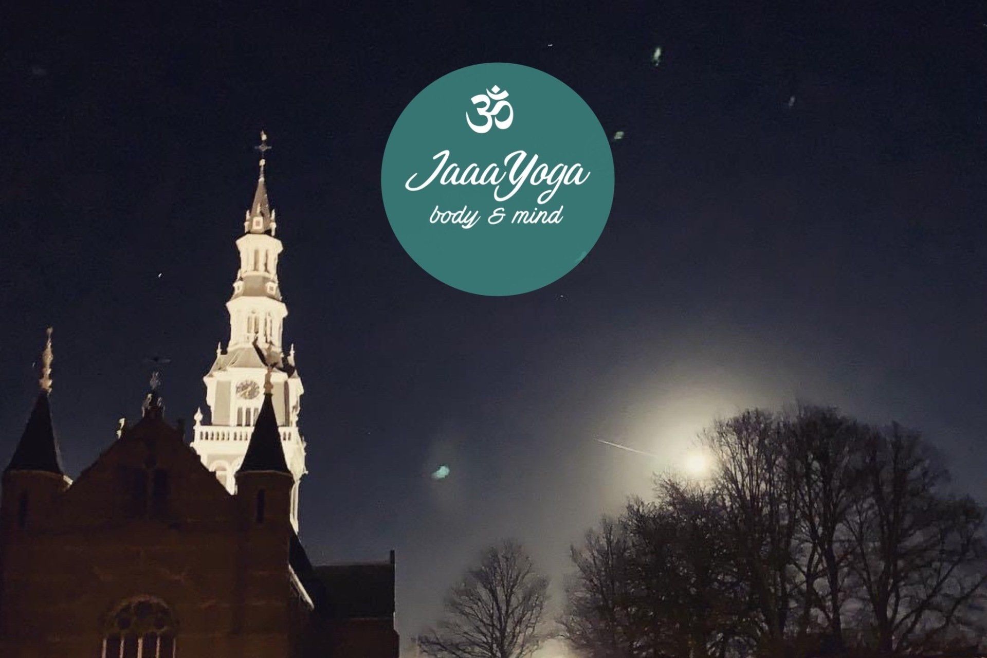 Silhouet van een nachttempel in de schemering met een turquoise 