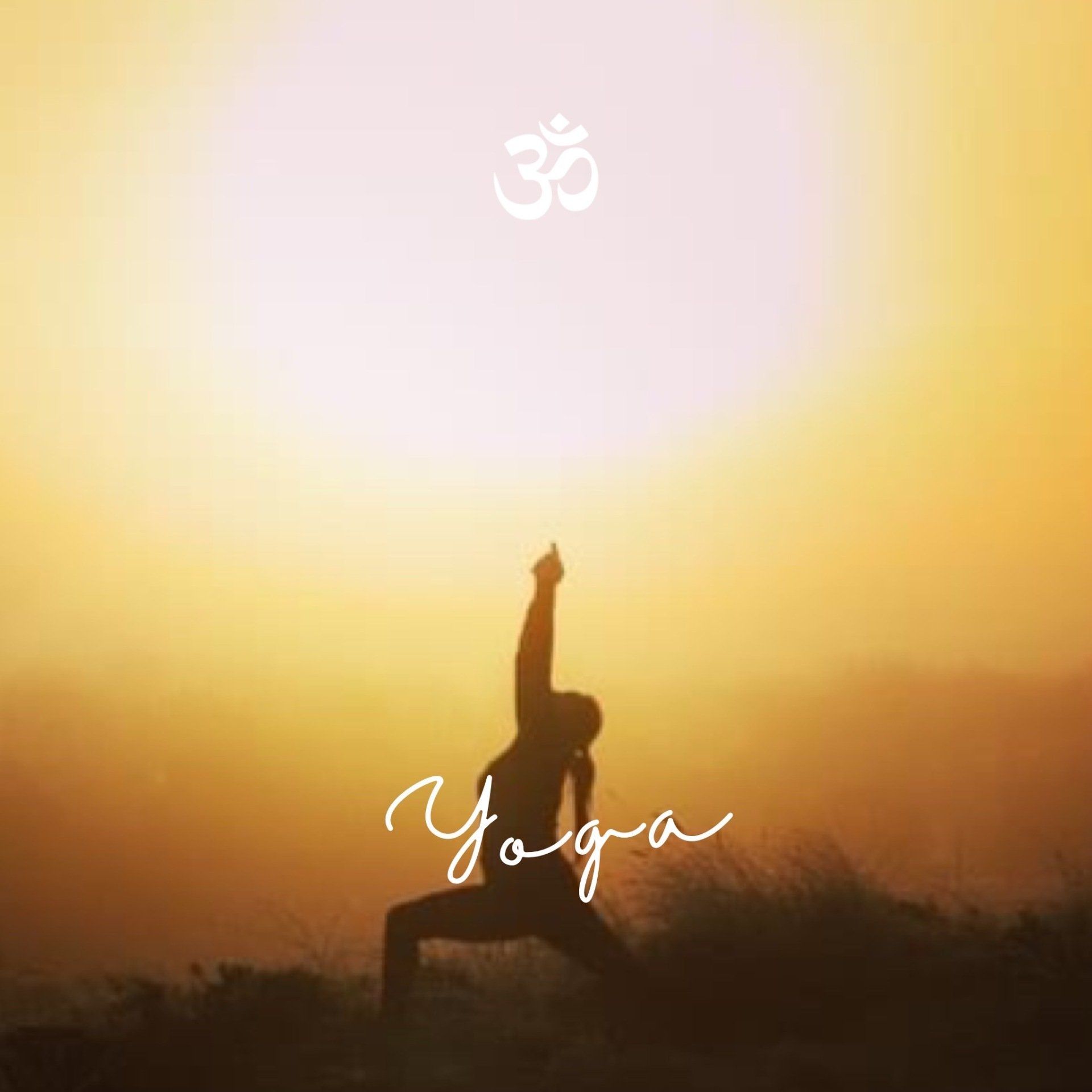 Silhouet van een persoon in een yogahouding bij zonsopgang, met een warme gouden hemel en het Om-symbool erboven.