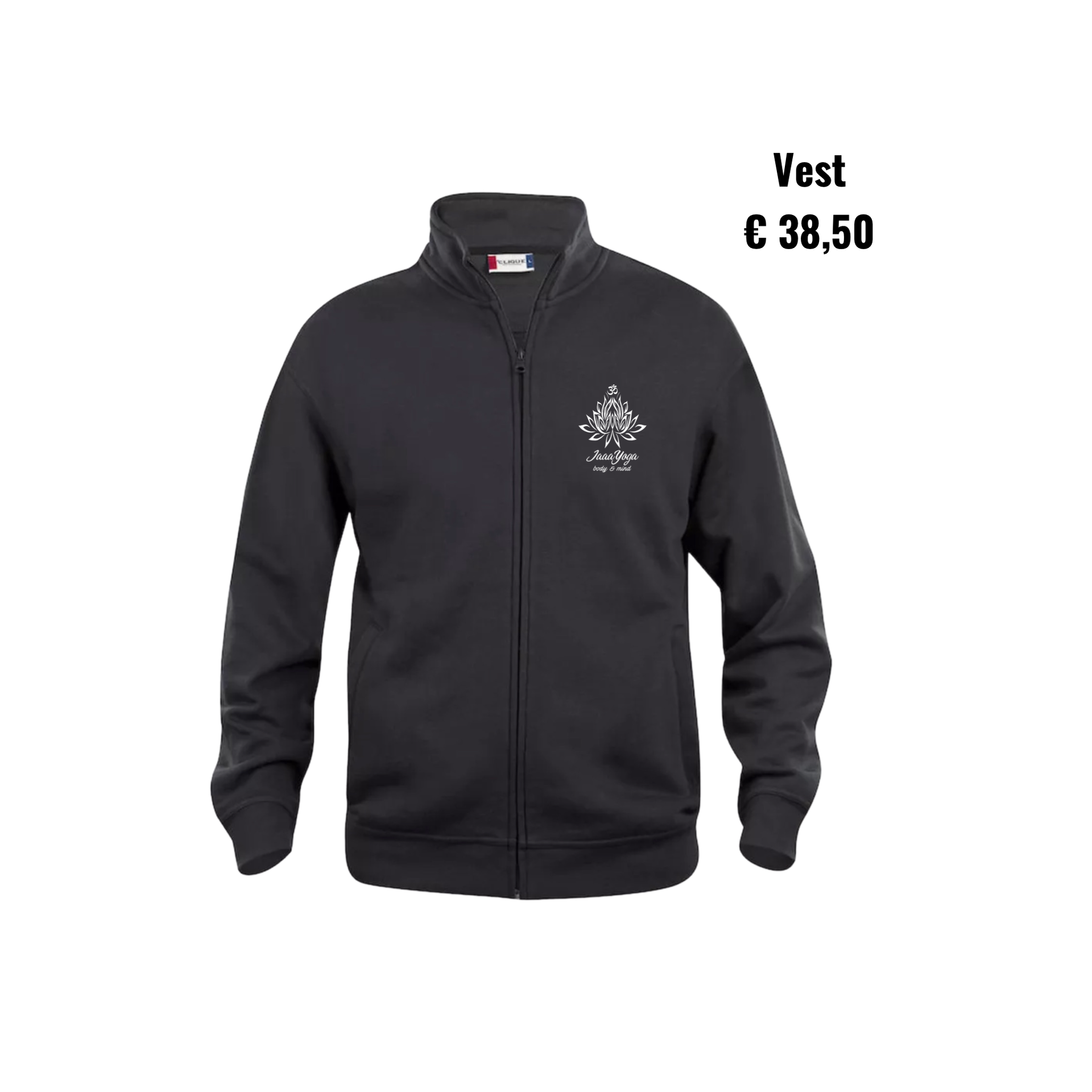 Zwart vest met ritssluiting en een klein wit logo met de tekst 