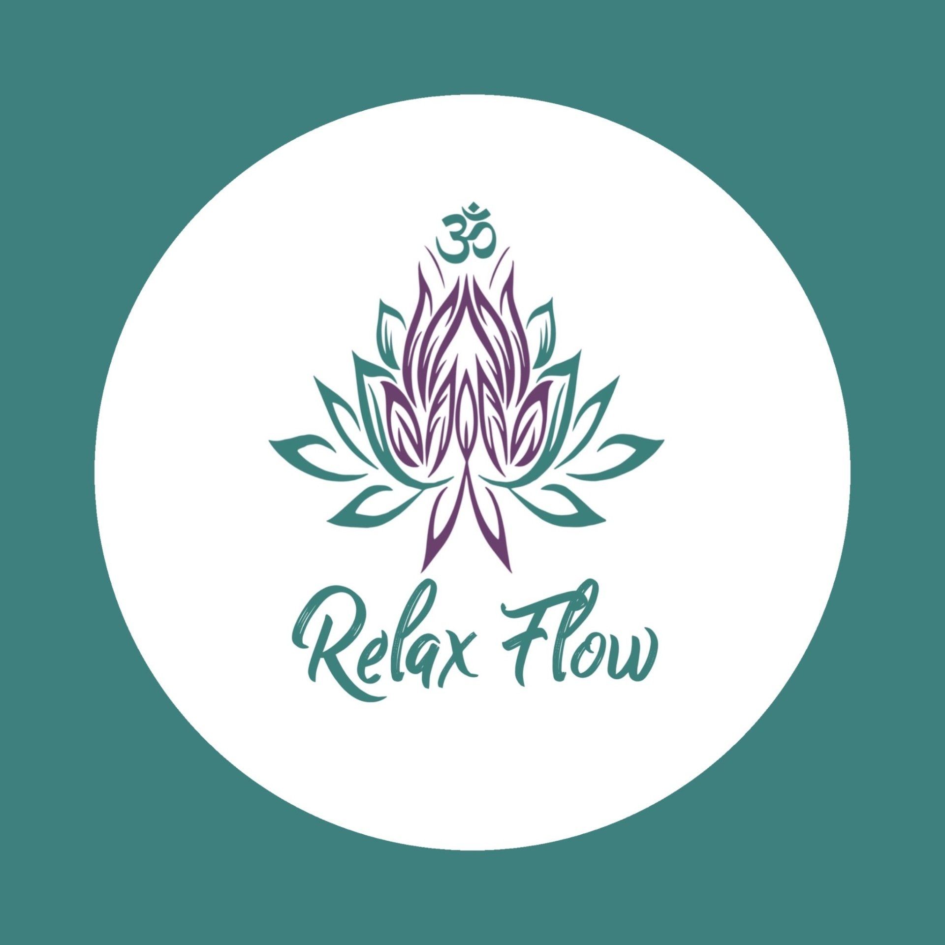 Het Relax Flow-logo met een paarse lotusbloem, turquoise bladeren en het Om-symbool op een witte cirkel.