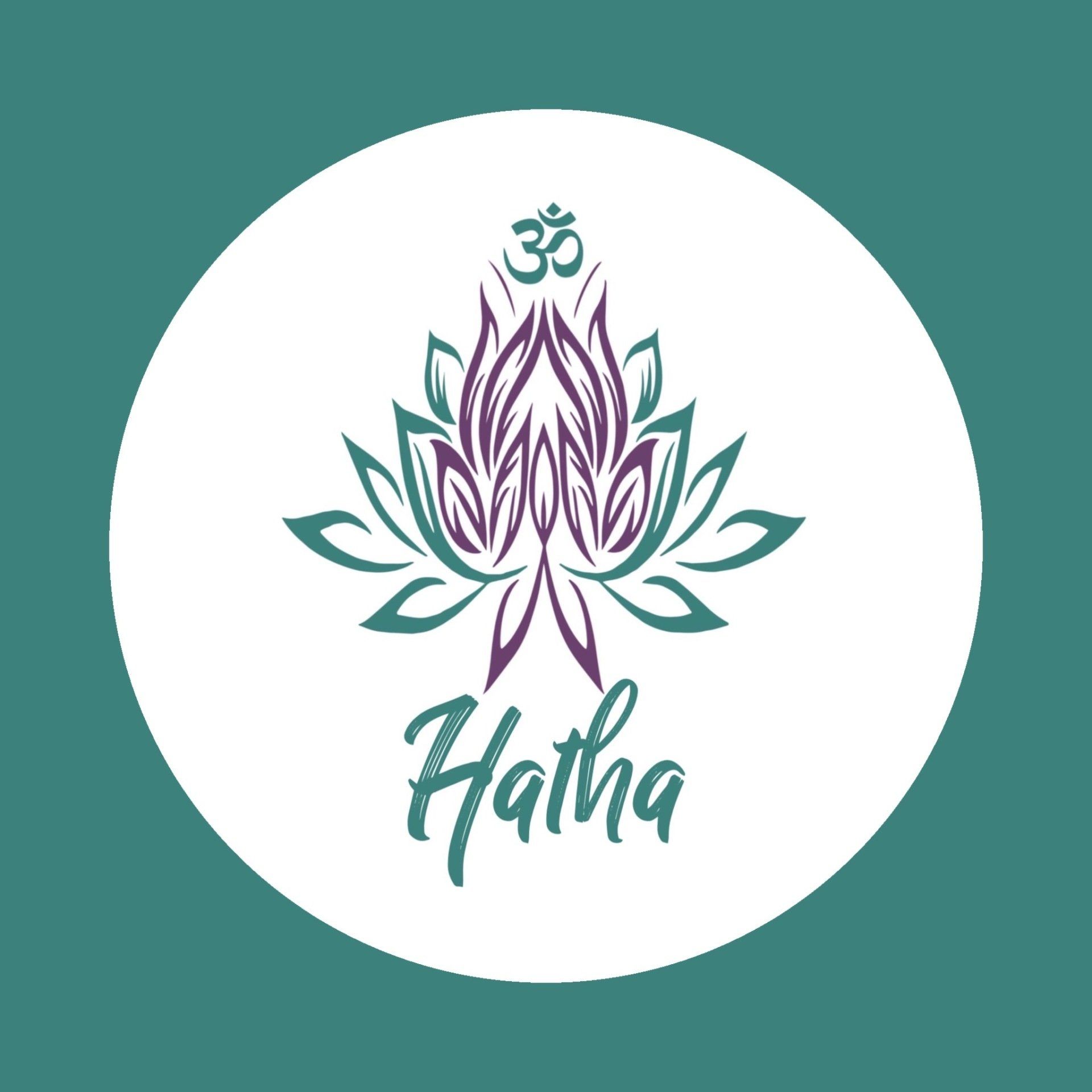 Een logo in turquoise en paars met een lotusbloem, het Om-symbool en het woord 