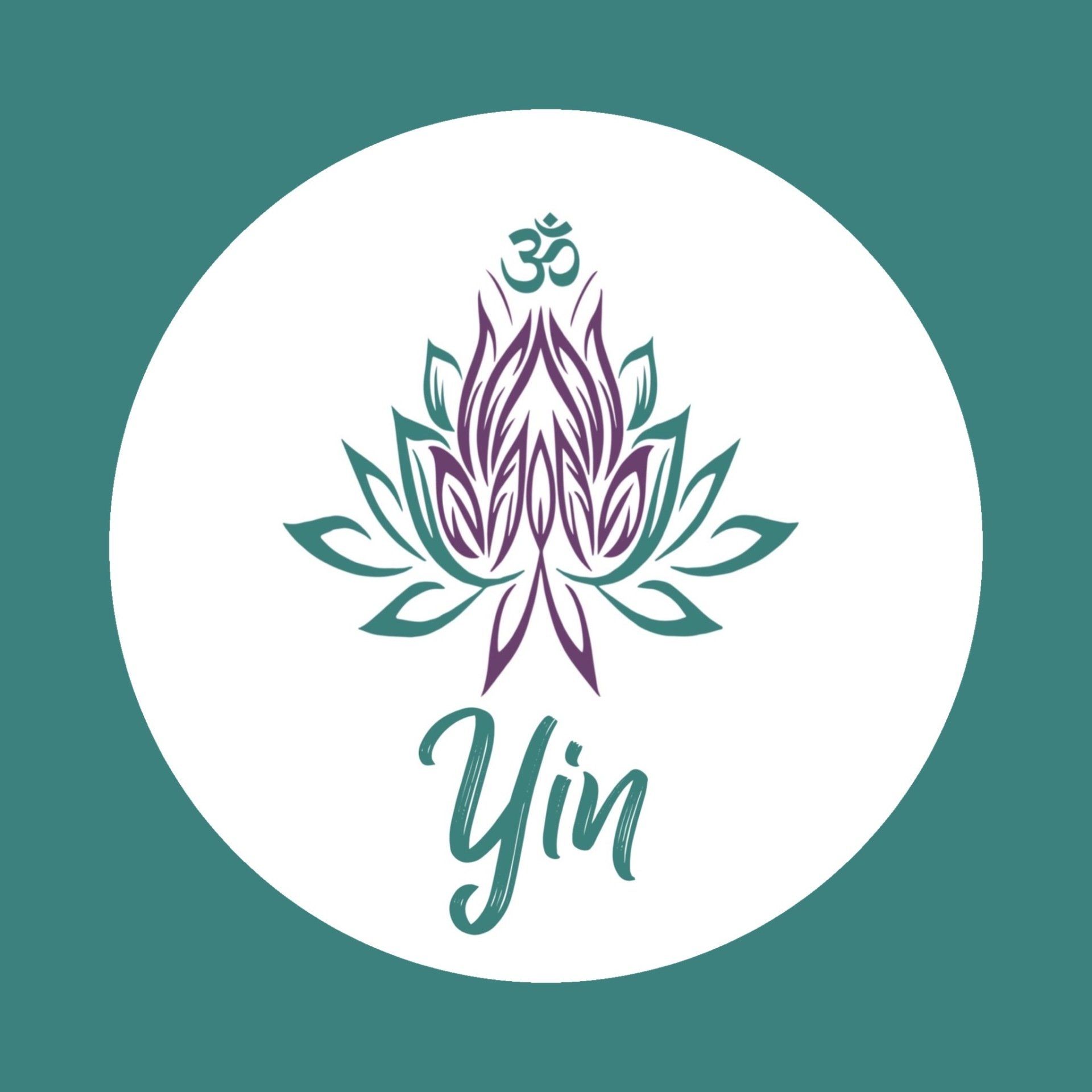 Een logo in turquoise en paars met een lotusbloem, het Om-symbool en het woord 