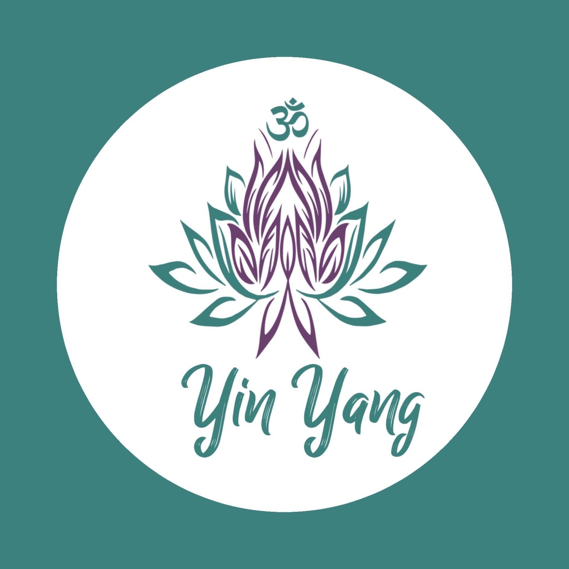 Yin Yang-logo met een turquoise en paarse lotusbloem en het Om-symbool op een witte cirkelvormige achtergrond.